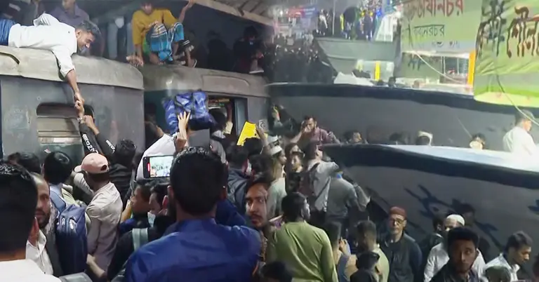 যাত্রীদের উপচে পড়া ভিড়